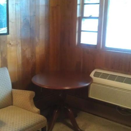 South Broadway Inn And Spa Saratoga Springs Room photo