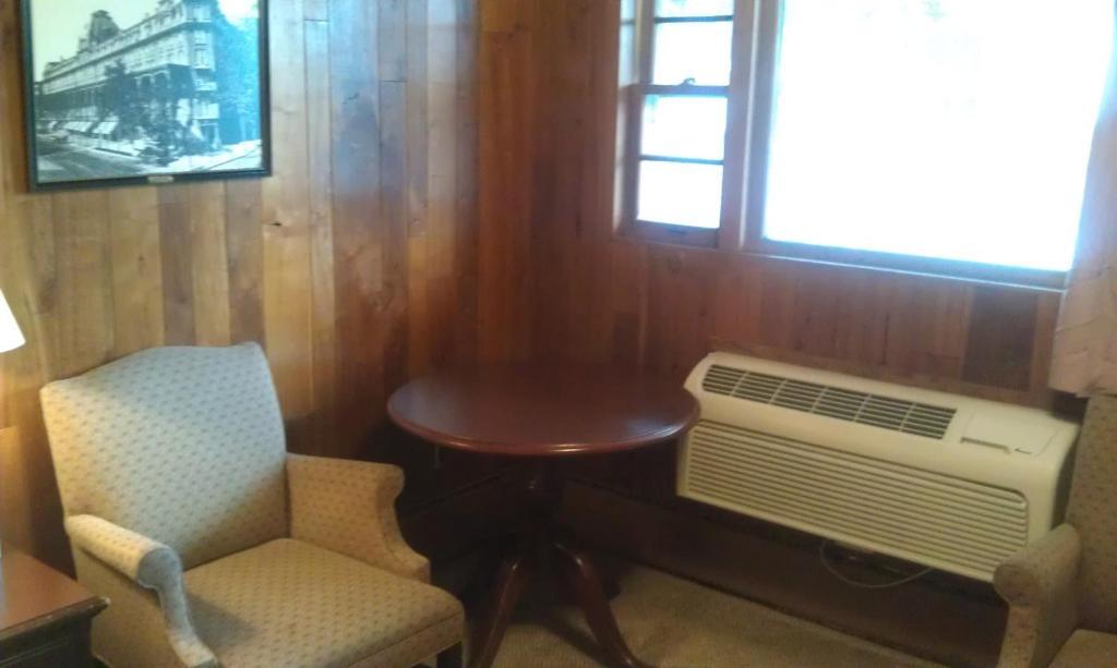 South Broadway Inn And Spa Saratoga Springs Room photo